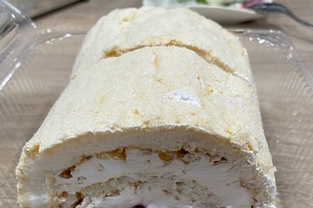 Рулет меренговый с малиной