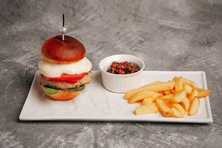 Бургер бриошь с рубленой куриной котлетой, с картофелем фри и томатным соусом