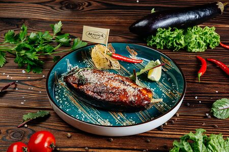 Баклажан запеченный с телятиной под соусом Том Ям