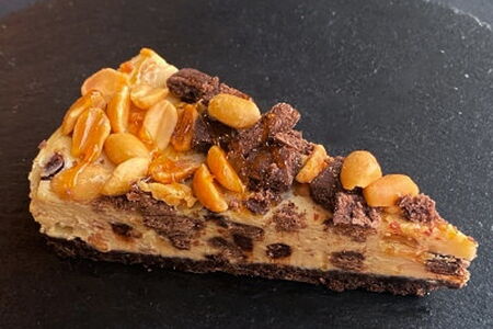 Чизкейк с карамелью и арахисом