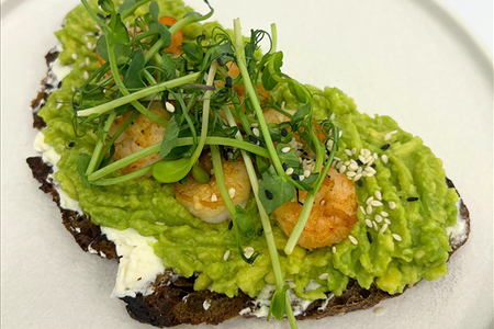 Авокадо-тост с креветками