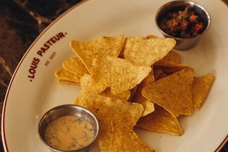 Начос с сальсой и сырным соусом