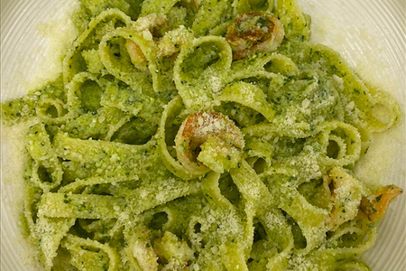 Зеленая паста с креветками и пармезаном