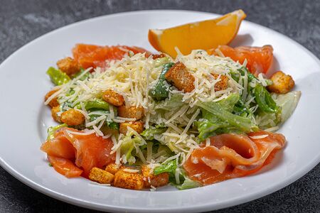 Салат Цезарь с семгой