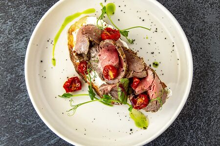 Брускетта с ростбифом