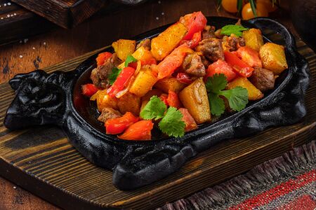 Телятина тушеная по-домашнему с картофелем и овощами