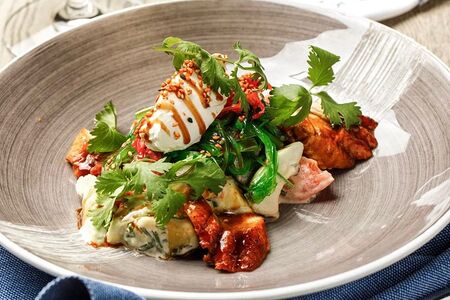 Салат из авокадо с японским угрём и сливочным сыром