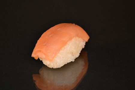 Нигири Копченый лосось