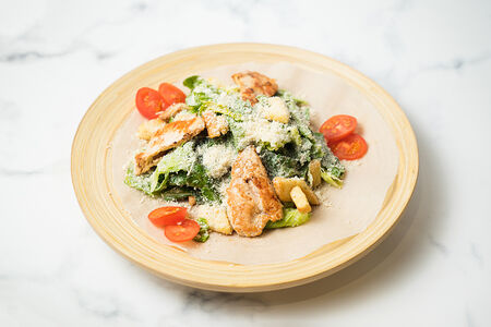 Салат Цезарь с курицей