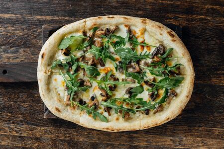 Пиццета с грибами, руколой и трюфельным маслом