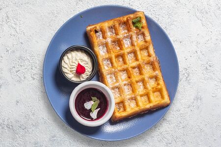 Брюссельская вафля с малиновым кули и домашними сливками