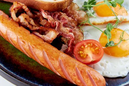 Английский завтрак с сосиской и беконом