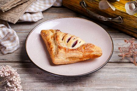 Слойка с вишней