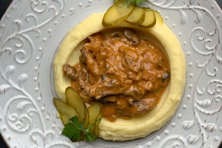 Бефстроганов с картофельным пюре