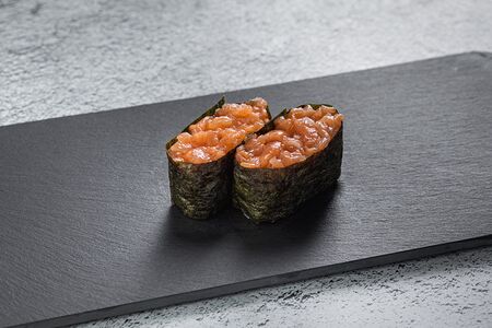 Спайси-суши с лососем