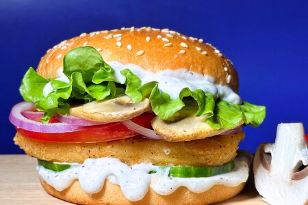 Грибной бургер с куриной котлетой