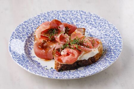 Брускетта с пармской ветчиной и кремом из пармезана