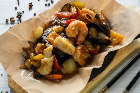 Креветки и кальмары в чугунной сковороде