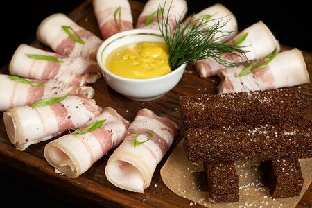 Сало домашнее с горчицей и гренками