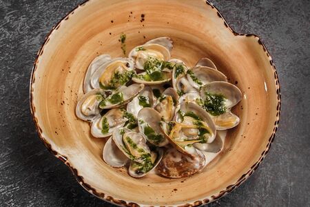 Мидии вонголе в сливках