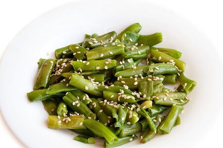 Фасоль стручковая с кунжутом