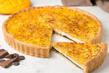 Пирог с манго и шоколадом