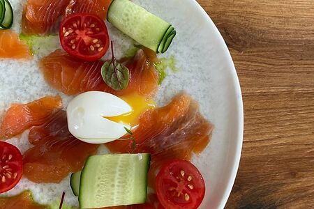 Форель, огурцы и перепелиное яйцо