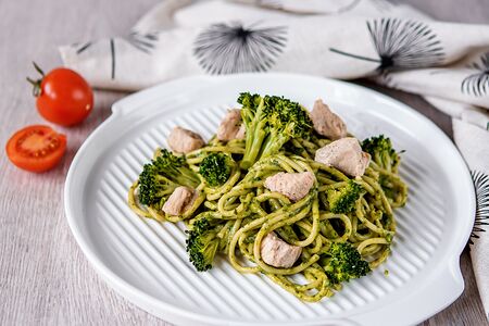 Паста с курицей, брокколи и шпинатным соусом