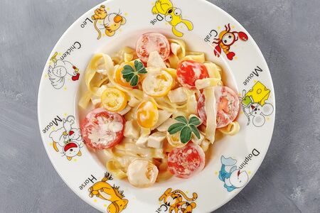 Паста с куриным филе и черри