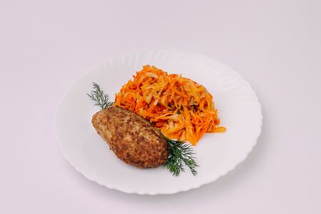 Тушеная капуста с котлета