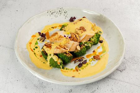 Куриное филе с брокколи и соусом карри