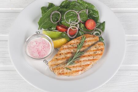 Стейк из лосося под соусом Шампань