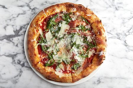 Пицца с прошутто крудо, трюфелем и руколой