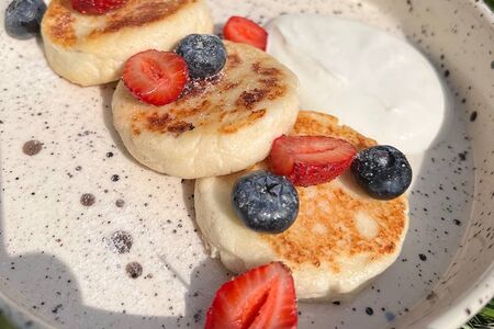 Сырники с сезонными ягодами