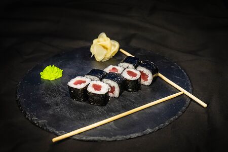 Классический ролл с тунцом