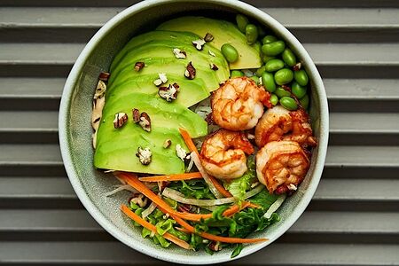 Поке с жареными креветками, салатом и пеканом