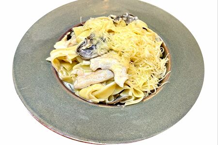 Паста с курицей и грибами