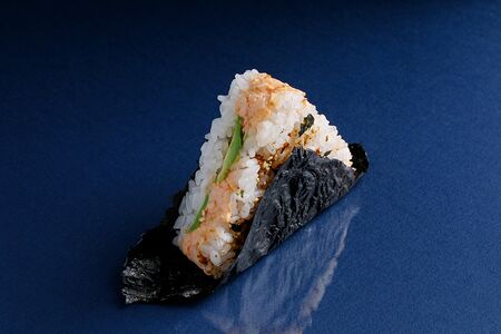 Онигири с креветкой