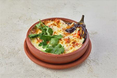 Баклажан с томатами, запеченный под сыром сулугуни