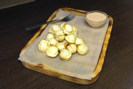 Жареные пельмешки с фирменным соусом