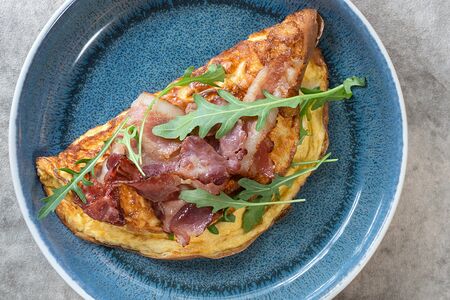 Омлет, бекон, трюфельный сыр, салат рукола