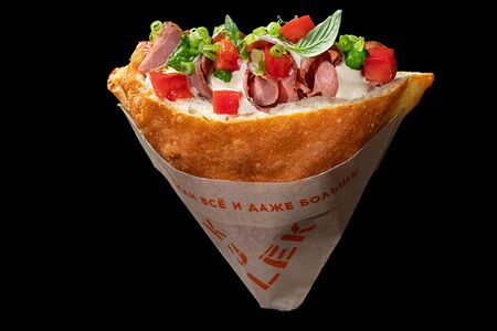 Ростбиф, томатная сальса и соус из тунца