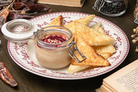 Паштет из оленины с румяными тостами и брусничным джемом