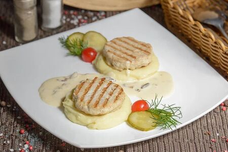 Домашние бифштексы из куриного филе с картофельным пюре