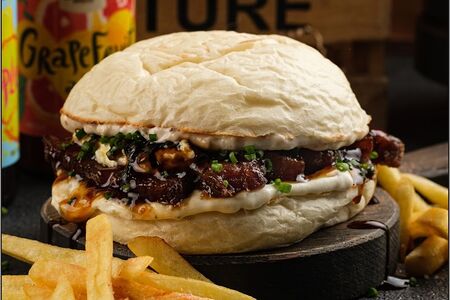 Крафт бургер в японском стиле со cвинoй грудинкой BBQ