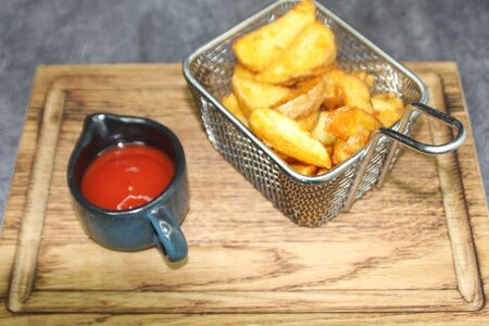 Картофель по-деревенски с кетчупом