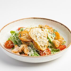 Салат Цезарь с креветками