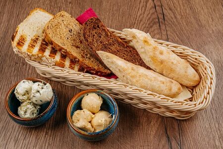 Хлебная корзина с ароматным маслом