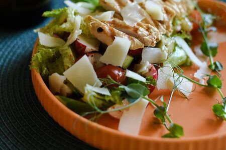 Пряный салат с курицей