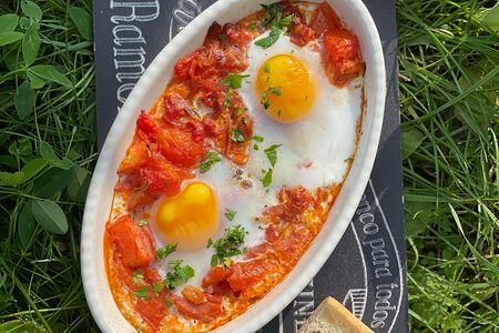 Шакшука с обжаренным беконом и томатами в собственном соку